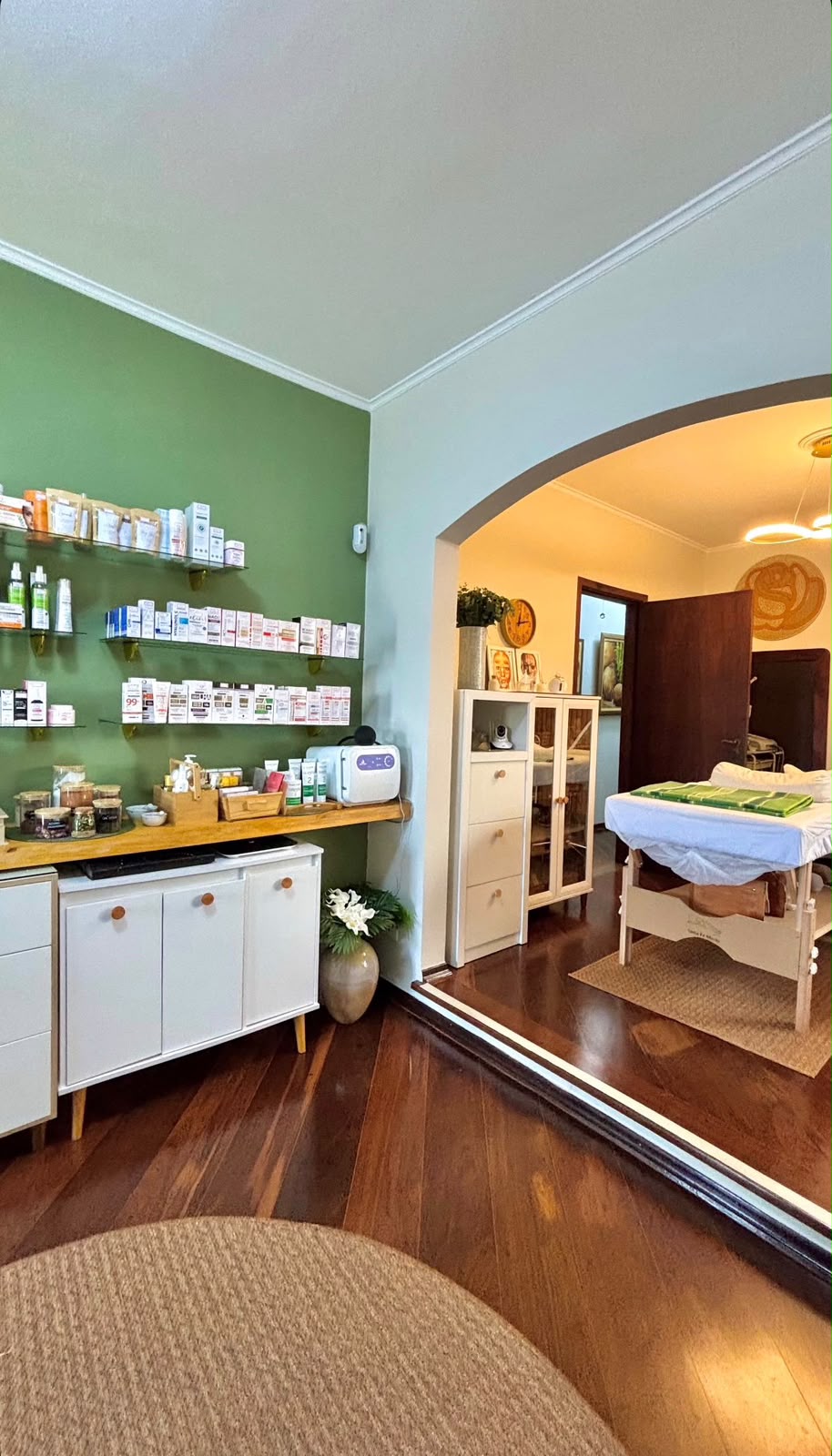 Ambiente interno da clínica com vista para a sala de atendimento